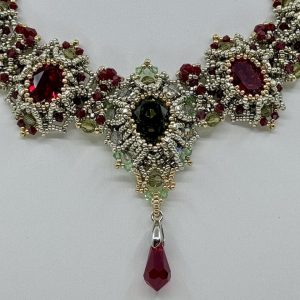 Collier Madame Pompadour – éclat baroque en cristaux Swarovski® rubis et émeraude