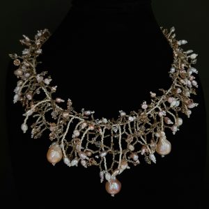 Collier “Cascade Royale” – Perles d’Eau Douce, Cristaux Swarovski® et Perles Miyuki – 52 cm