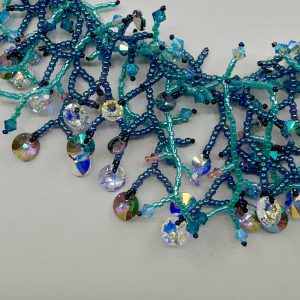 Collier “Cascade Azurée” – Cristaux Swarovski® Xilion, Toupies et Perles Miyuki – 45 cm