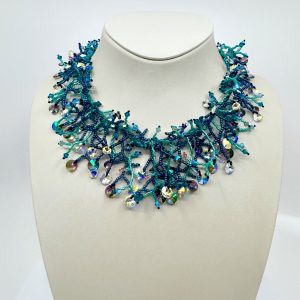 Collier “Cascade Azurée” – Cristaux Swarovski® Xilion, Toupies et Perles Miyuki – 45 cm