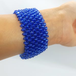 Le Bruit de la Mer est un bracelet cristaux Swarovski bleu orné de perles japonaises Toho.