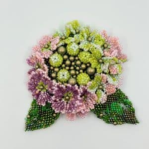 Hortensia Broche – un bijou qui attire tous les regards.