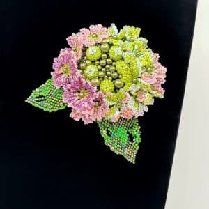 Hortensia Broche – un bijou qui attire tous les regards.