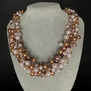 Collier Louise. Bracelet composé de perles nacrée en cristal de Swarovski®