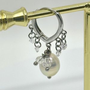 Boucles d’oreilles en perle de culture. Les boucles d’oreilles art nouveau allient élégance naturelle et raffinement intemporel.