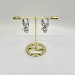 Boucles d’oreilles en perle de culture. Les boucles d’oreilles art nouveau allient élégance naturelle et raffinement intemporel.