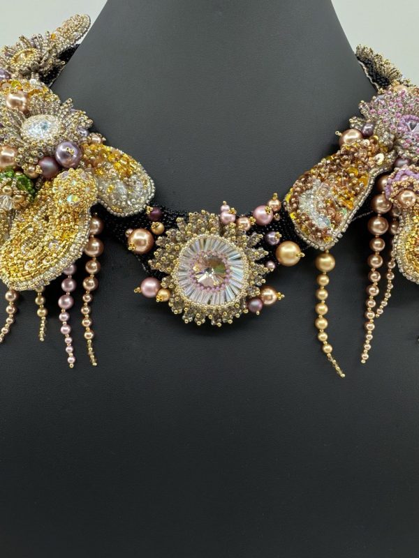Perles nacrées Swarovski et Preciosa sur le collier Élisabeth