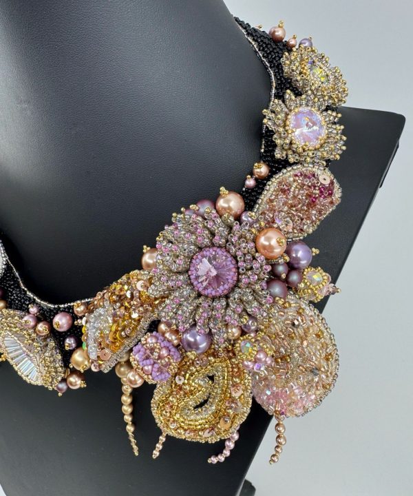 Paillettes dorées et argentées Heichi sur le collier haute couture Élisabeth