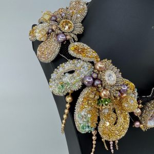 Élisabeth Collier – un bijou de haute couture qui attire tous les regards.