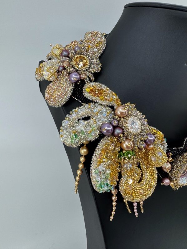 Perles nacrées Swarovski et Preciosa sur le collier Élisabeth