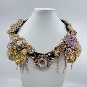 Élisabeth Collier – un bijou de haute couture qui attire tous les regards.